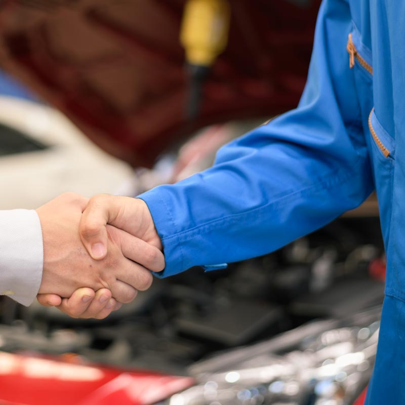 Carolina Collision and Frame Service | Close up of a mechanic and a customer shaking hands
